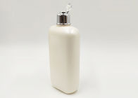 Las botellas plásticas vacías del champú del casquillo de plata, cosmético plástico embotellan el plano 350ml